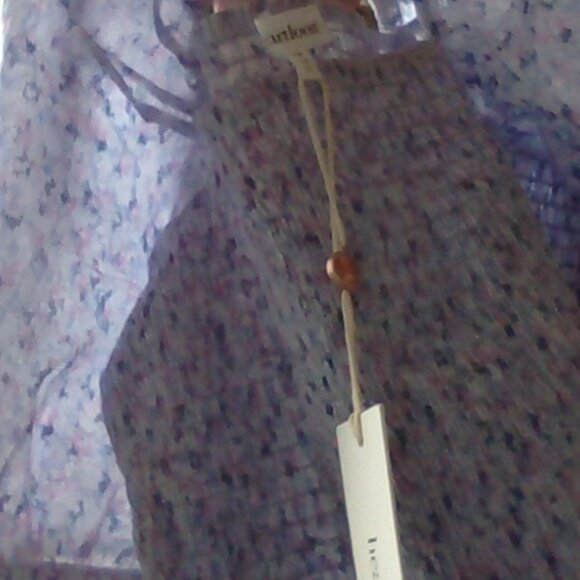 Brand New Heartloom Printed Smocked Top With Puff Sleeves - Picture 6 of 13